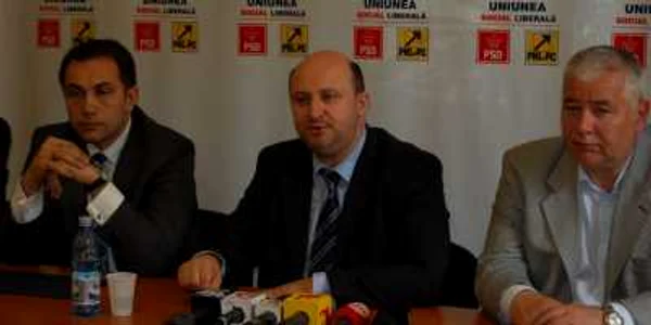 Lucian Isar (stânga), Daniel Chiţoiu şi Marius Nicoară