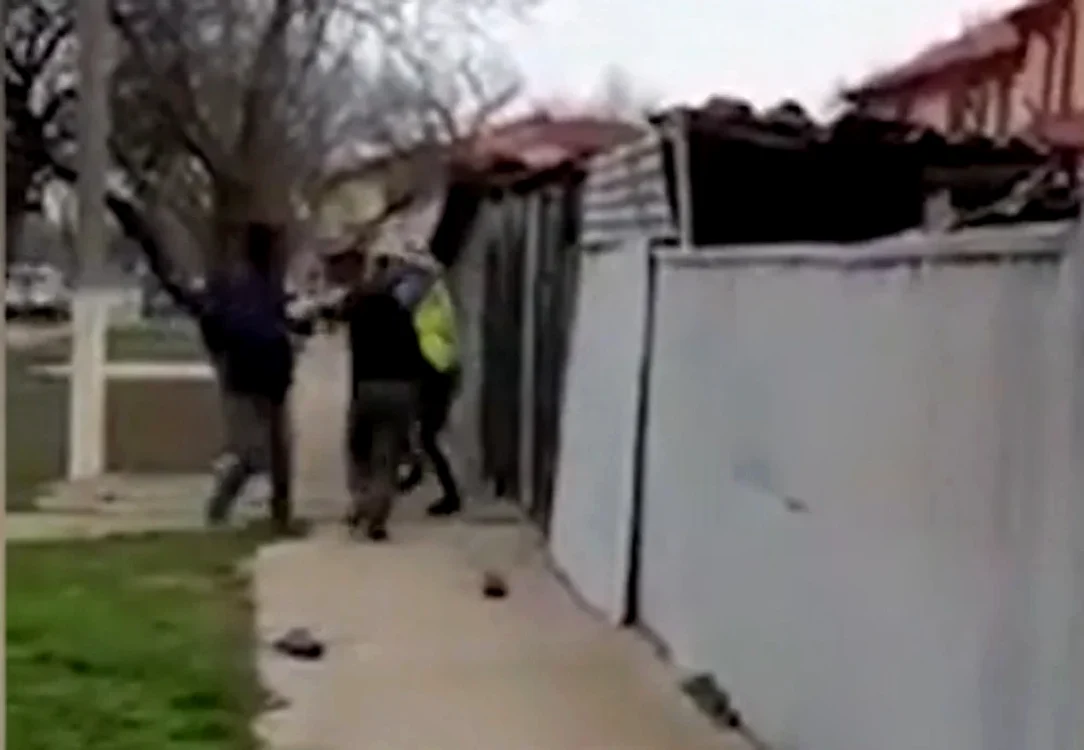 Polițiști bătuți cu propriul baston FOTO Captură video Observator