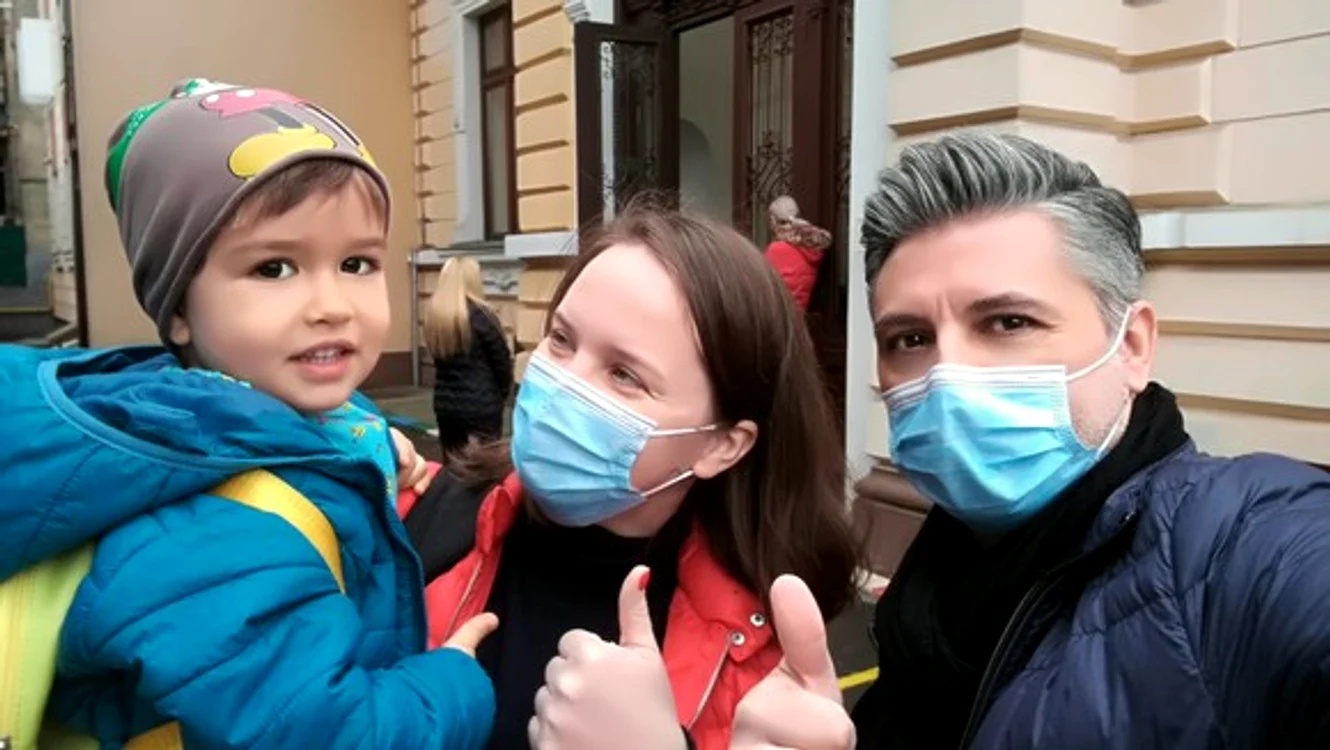 
    Ioana, Marian și fiul lor, Andrei, au reușit să facă și câteva fotografii, în prima zi de grădiniță. Înainte de a-i apuca plânsul  