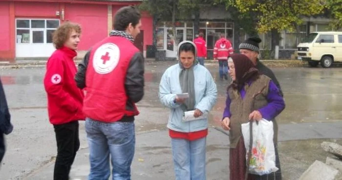 Voluntarii Crucii Roşii au ajuns în judeţ