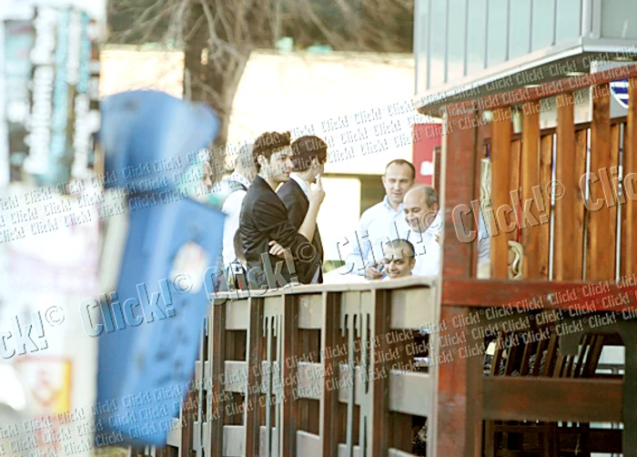 După tort, Moga s-a retras  pe terasă, la o ţigară