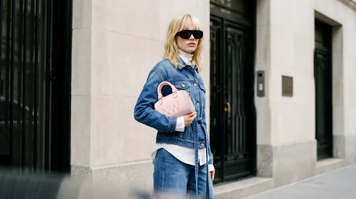 sunt acesti blugi dama potriviti pentru a fi purtati cu cizme inalte png