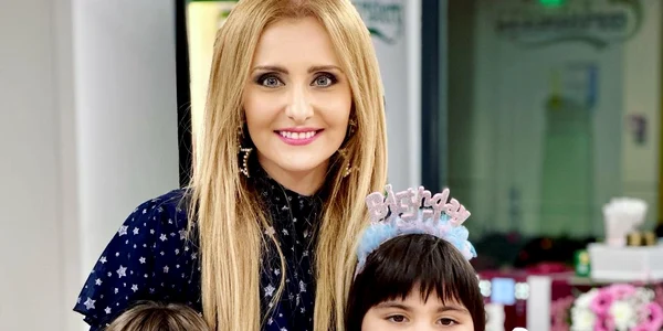 Alina Sorescu și cele două fetițe, RAISA ȘI CAROLINA