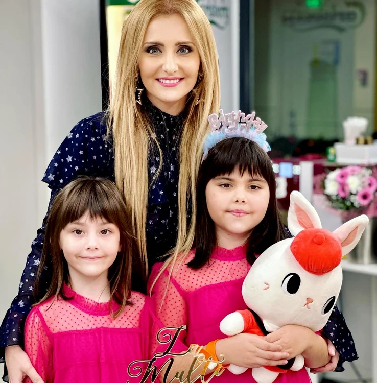 Alina Sorescu, împreună cu fetițele sale Raisa și Carolina FOTO Facebook