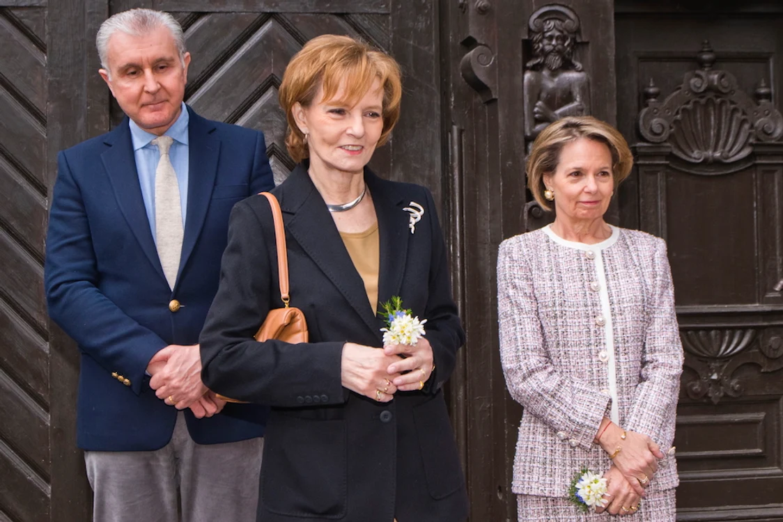 Majestatea Sa Margareta cu Principele Radu și Principesa Sofia la Casa Arhitectului de la Castelul Peleș, Sinaia Daniel Angelescu, Casa Majestății Sale 3 jpg
