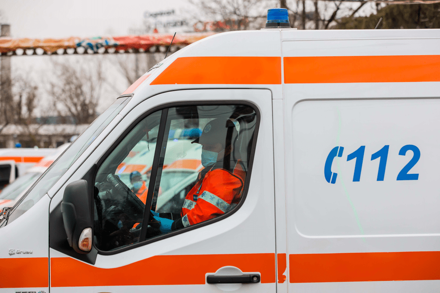Un şofer a murit în timp ce aştepta la semafor, sub ochii copilului său
