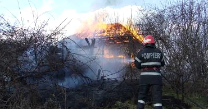 Locuinţa a fost cuprinsă de foc de la o sobă
