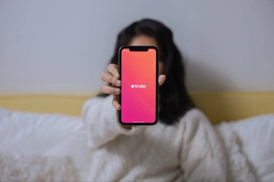 Un comandant NATO și-a cunoscut iubita rusoaică pe Tinder. Relația care a declanșat suspiciuni de spionaj