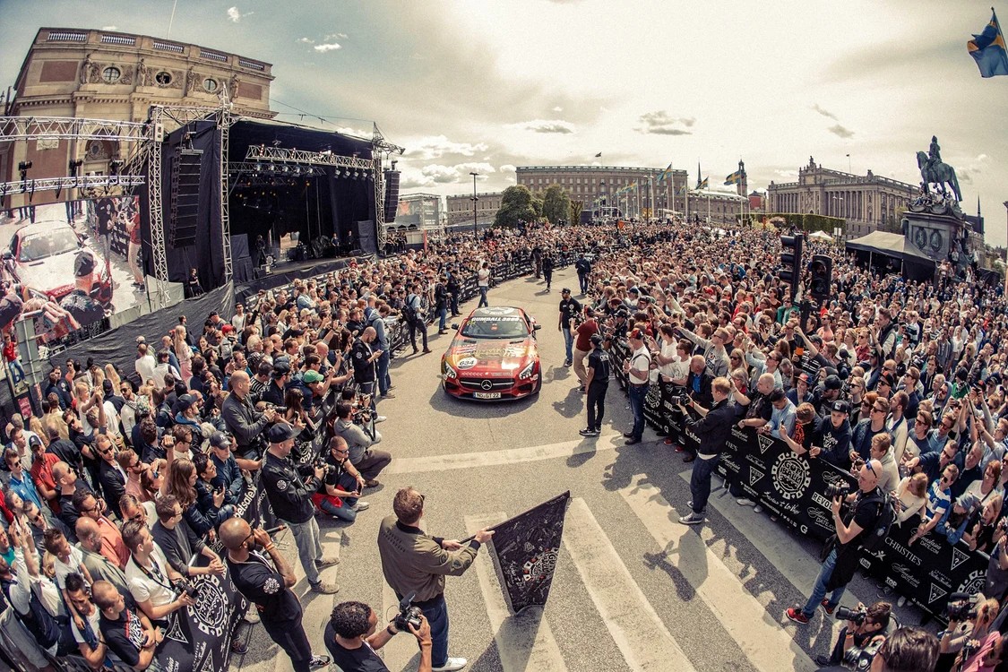 
    Gumball 3000 scoate sute de mii de oameni pe străzi pentru a privi cursa cu mașini de luxFoto: Facebook  