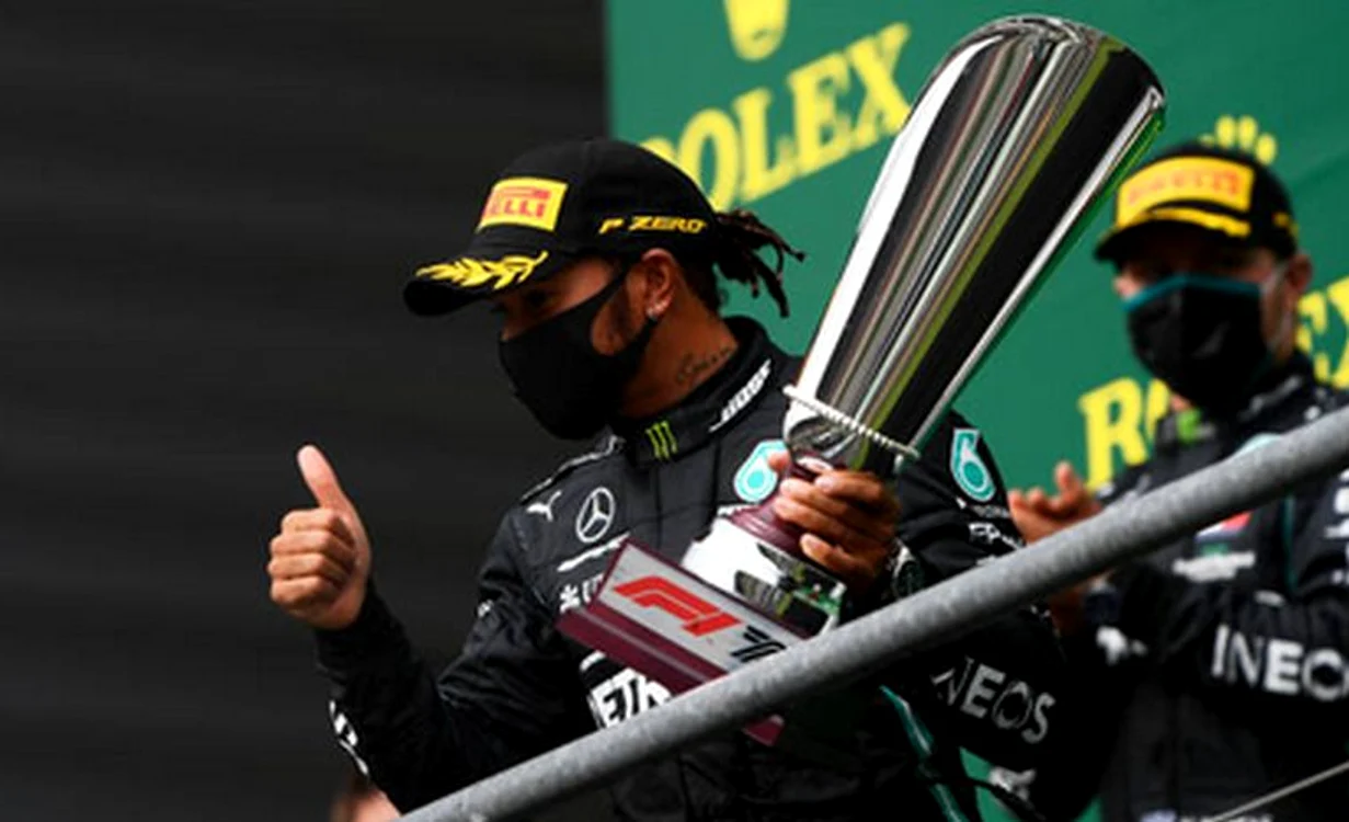 
    Lewis Hamilton cu trofeul cucerit în BelgiaFoto: Guliver/ GettyImages  