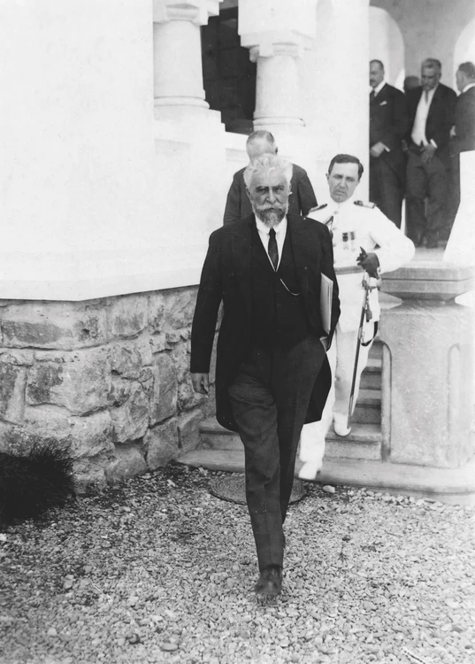 Impozantul Ionel Brătianu, de cinci ori prim-ministru, ieșind de la o întrunire în toamna lui 1927