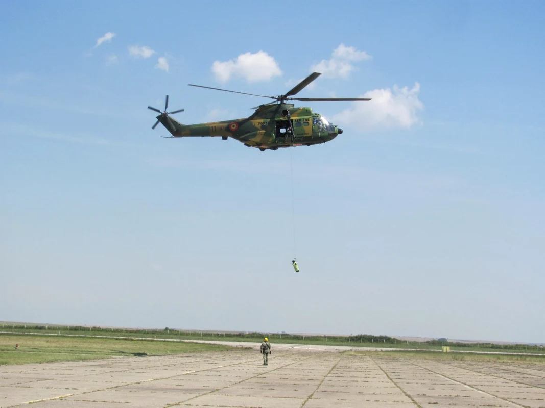 Escadrila de Elicoptere Timişoara a făcut spectacol de Ziua Forţelor Aeriene