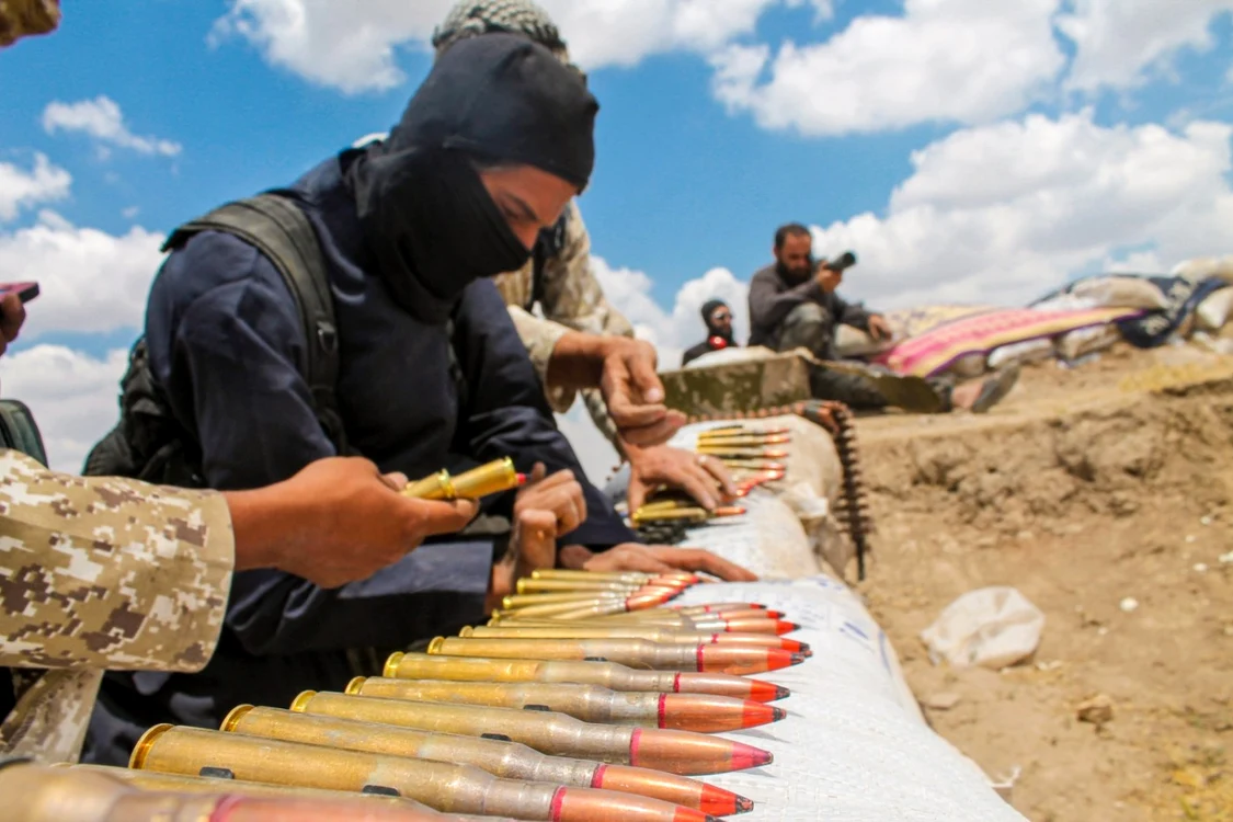 Foto: Shutterstock / Soldat în uniformă ISIS în Siria