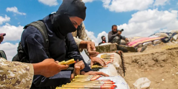 Soldat în uniformă ISIS în Siria FOTO SHUTTERSTOCK