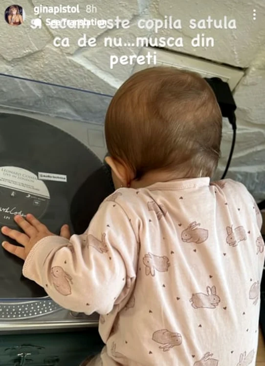 
    Josephine mușcă piesele de mobilier, spre amuzamentul Ginei Sursă foto: Instagram Gina Pistol  