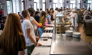 Studenți așteptând la coadă la cantină shutterstock jpg