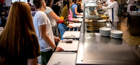 Studenți așteptând la coadă la cantină shutterstock jpg