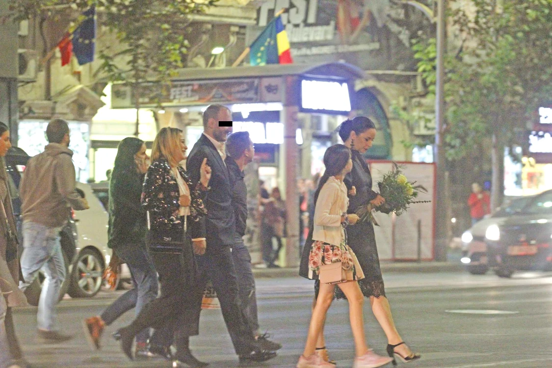 Violeta s-a făcut o adevărată domnişoară şi aproape şi-a ajuns mama la înălţime