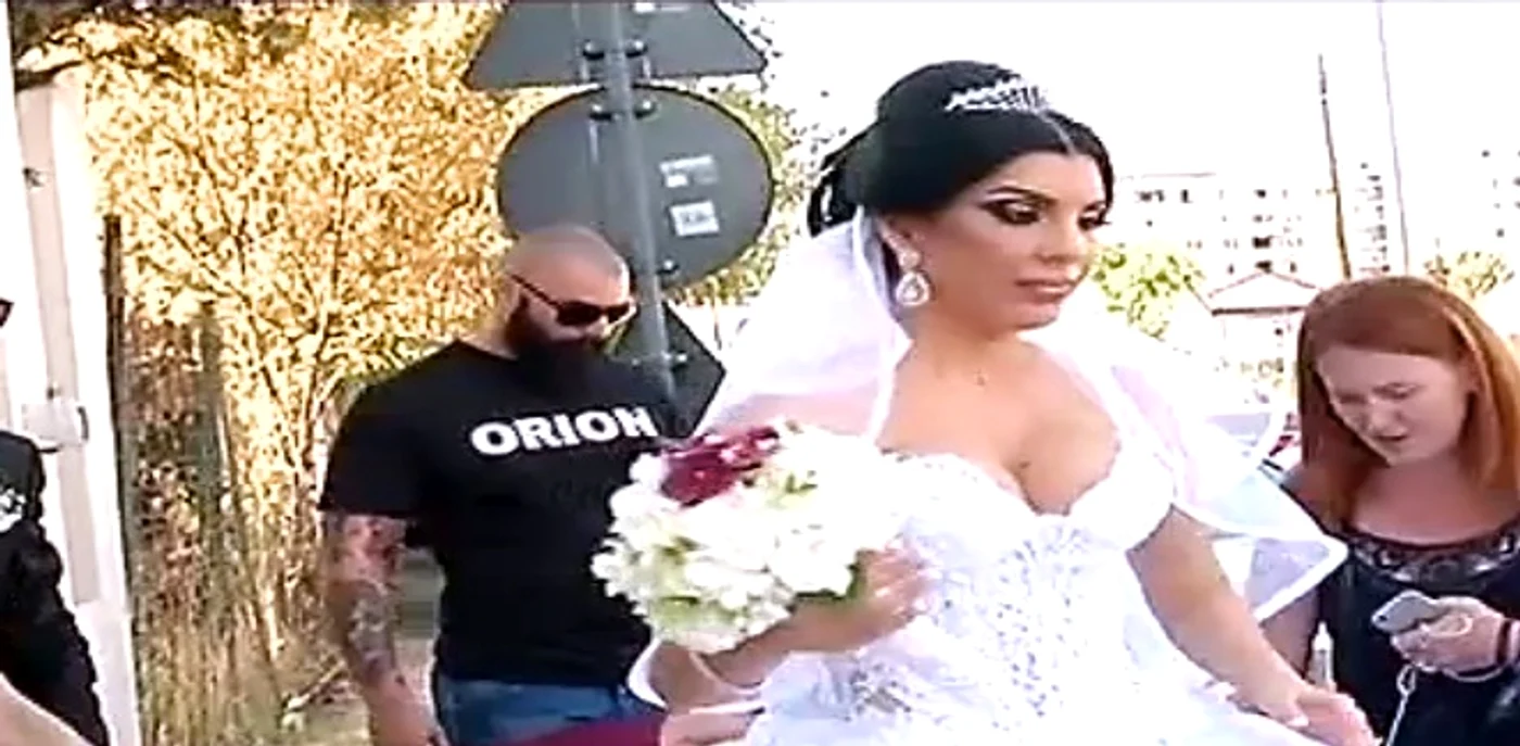 O vedetă de televiziune a fost norocoasa care a prins buchetulFoto captură/Antena 1