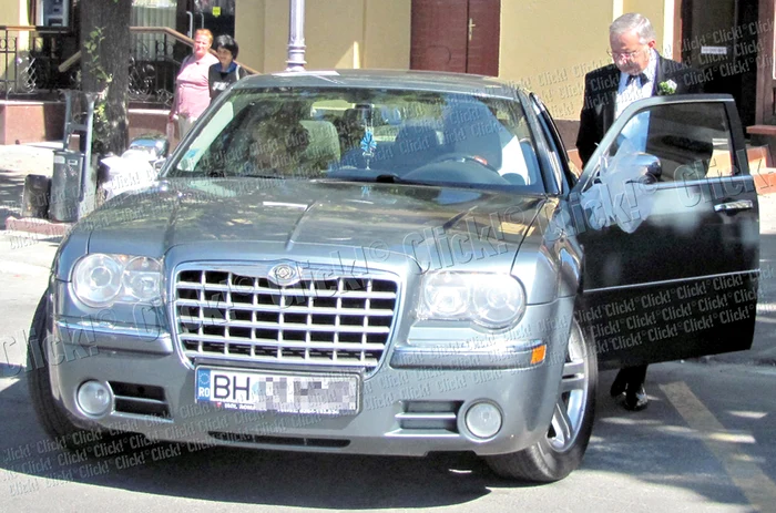 Ioan Mang şi soţia lui Erica  au venit emoţionaţi la  cununia religioasă a fiului lor