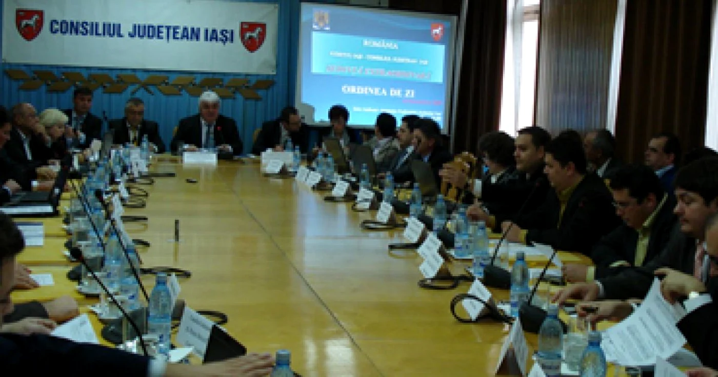 Iaşi: Disputele dintre aleşii judeţului alungă banii UE