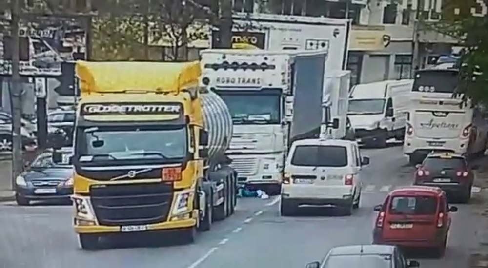 Momentul incredibil în care o femeie scapă cu viață de sub roțile unui camion VIDEO