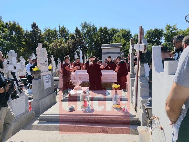 Scene dramatice la înmormântarea Mădălinei Apostol! Mama ei a leșinat la cimitir. S-a chemat Salvarea