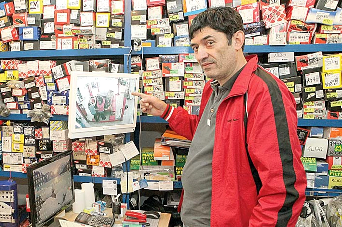 Reprezentanţii service-urilor arată cum poate fi monitorizată activitatea mecanicilor din faţa calculatorului