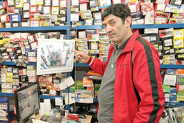 Reprezentanţii service-urilor arată cum poate fi monitorizată activitatea mecanicilor din faţa calculatorului