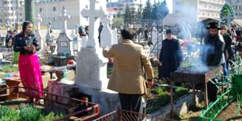 Pomană ţigănească în cimitir FOTO: newspascani.com