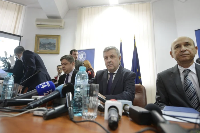 Ministrul Justiţiei, Florin Iordache (centru) a fost însoţit de şeful Administraţiei Penitenciarelor, Marius Vulpe (stânga) şi secretarul de stat Constantin Sima (dreapta). FOTO Mediafax