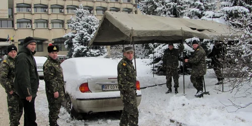 Botoşani: Militarii ridică un cort în faţa primăriei
