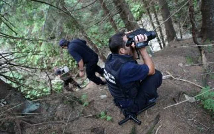 Târgu-Jiu: UPDATE / Poliţiştii de frontieră încearcă să îl salveze pe Costi cu ajutorul camerelor de termoviziune (galerie foto)