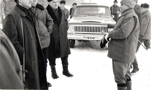 Nicolae Ceaușescu, vânătoare pe timp de iarnă cu șefii misiunilor diplomatice din România (© Fototeca online a comunismului românesc”)