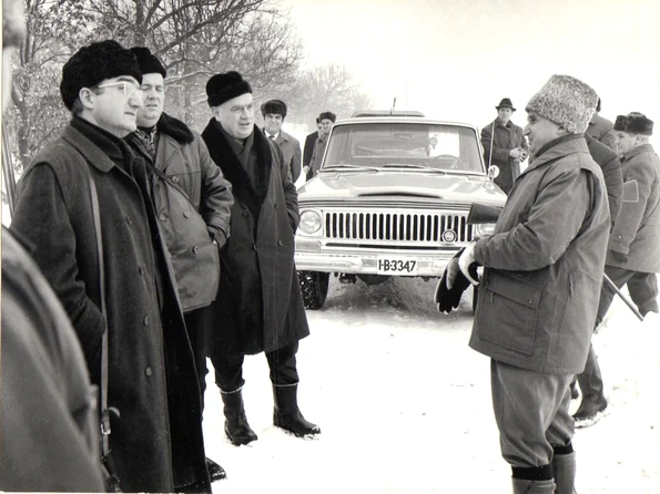 Nicolae Ceaușescu, vânătoare pe timp de iarnă cu șefii misiunilor diplomatice din România (© Fototeca online a comunismului românesc”)
