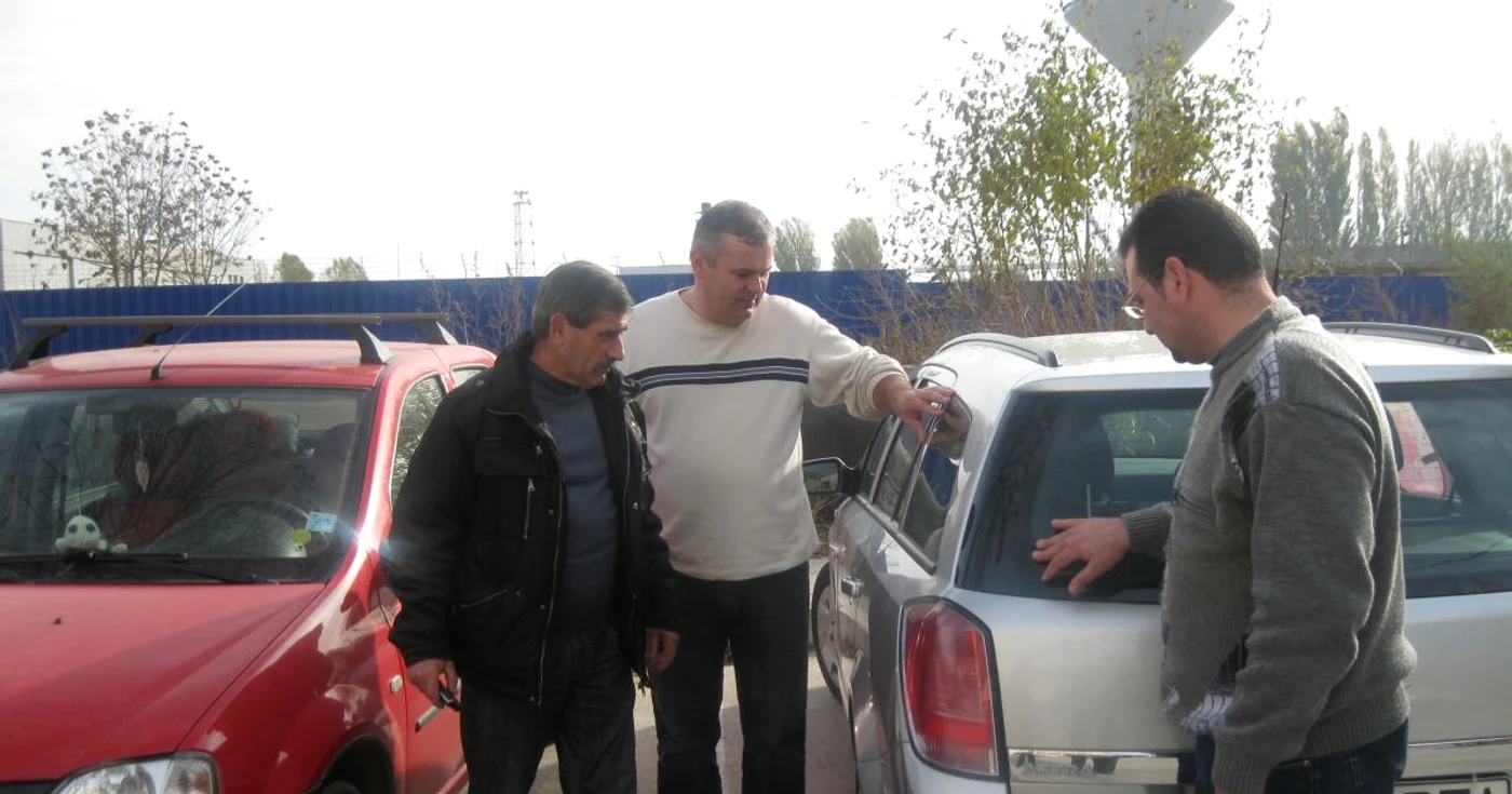 Locatarii din Călăraşi IV spun că pilitura de fier se depune pe maşini şi le intră şi în case