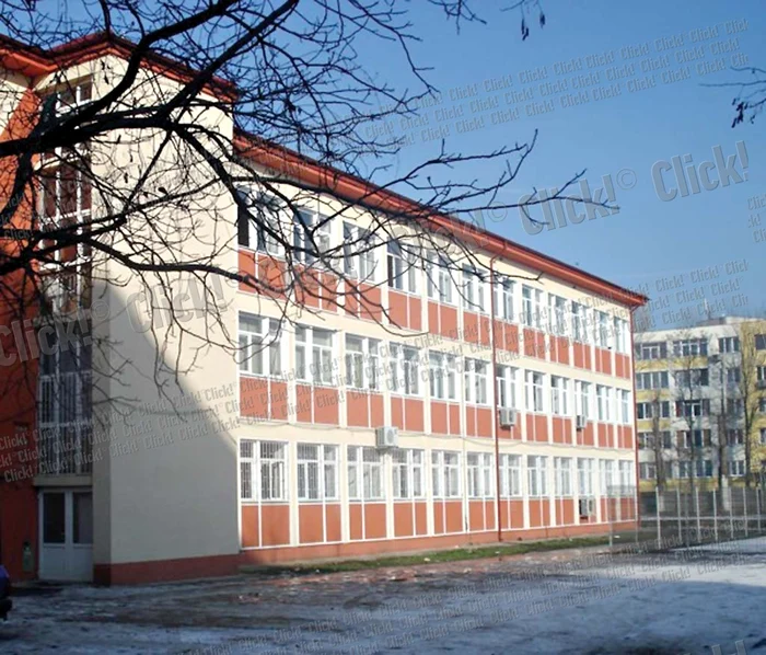 Învăţătoarea predă la clasa I, la Liceul “Nicolae Iorga”