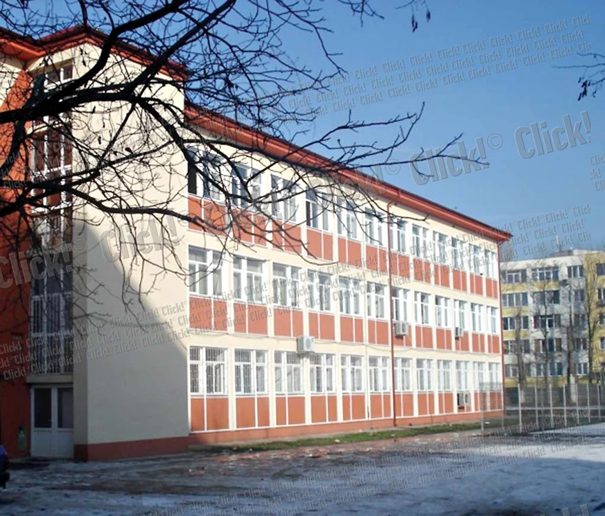 
    Învăţătoarea predă la clasa I, la Liceul  “Nicolae Iorga”  