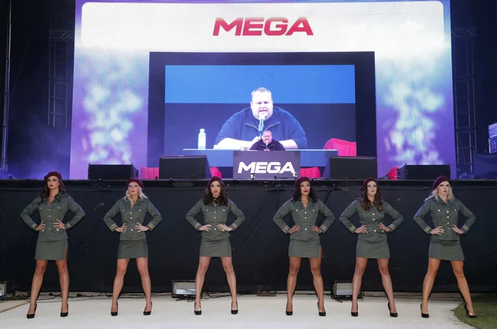 Dotcom a fost flancat în permanenţă de bodyguarzii lui în fustă scurtă FOTO Reuters