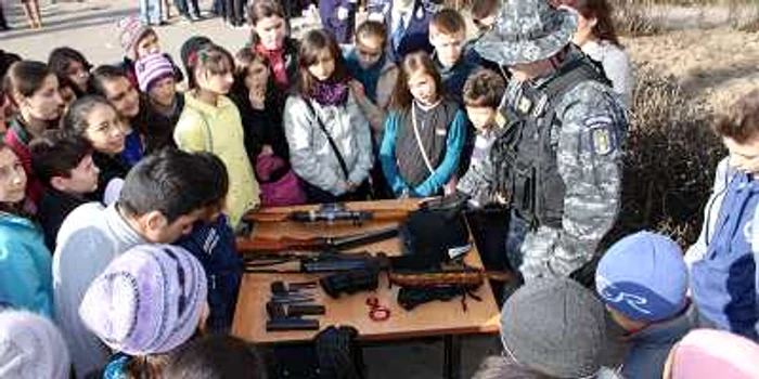 Copiii au fost impresionaţi de tehnica de luptă folosită de „mascaţi”   FOTO: Iulian Bunilă