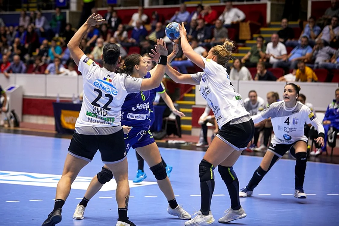 
    În tur, la București, SCM Rm. Vâlcea s-a impus cu 22-19Foto: Sport Pictures  