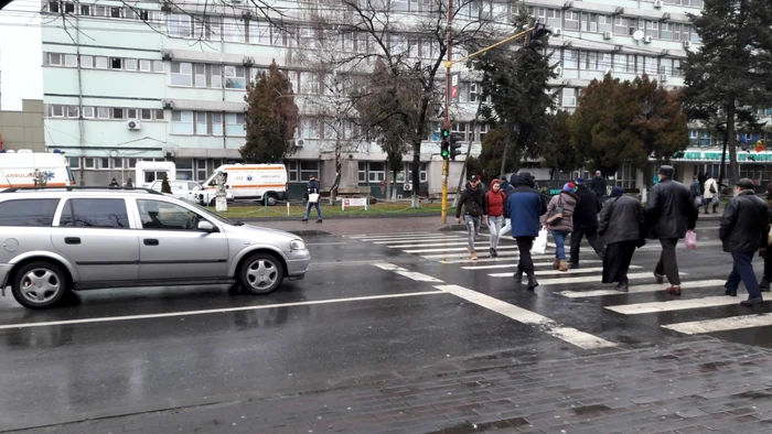 Neacordarea de prioritate pietonilor şi traversările neregulamentare, în vizorul poliţiştilor FOTO: Alina Mitran