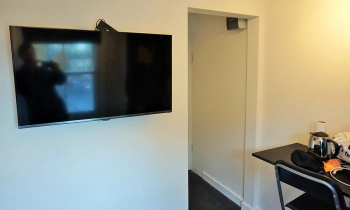 Televizorul plat e singura sursă de distracție într-o casă în care nu poți face mare lucru