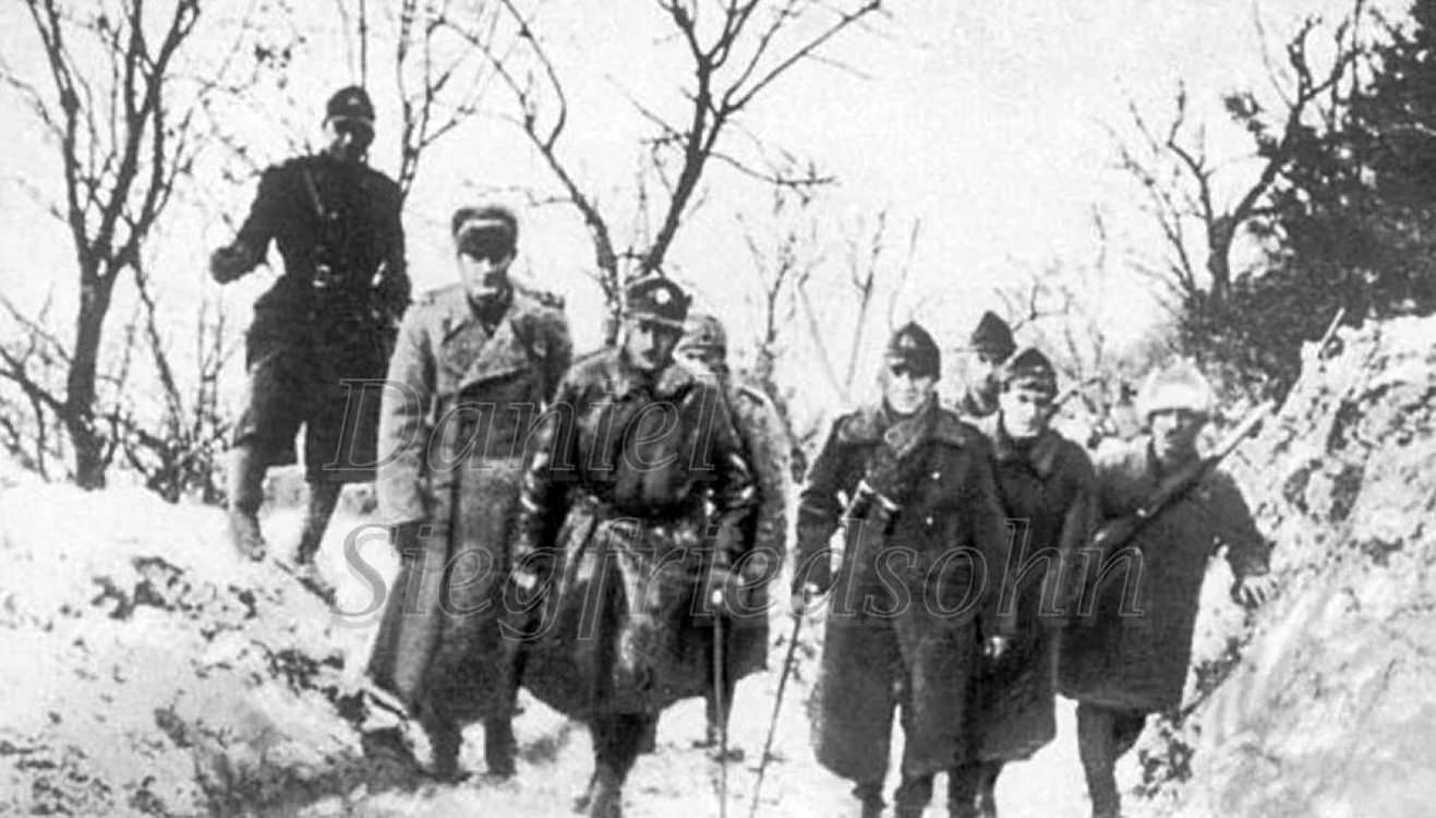 Generalul Dăscălescu, la Bansca-Bzstrica, în Cehoslovacia, alături de sodaţii săi. FOTO:flickr.com