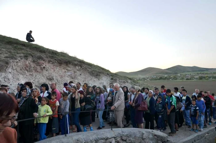 Localnicii se strâng joi seara în jurul izvorului FOTO Episcopia Tulcii