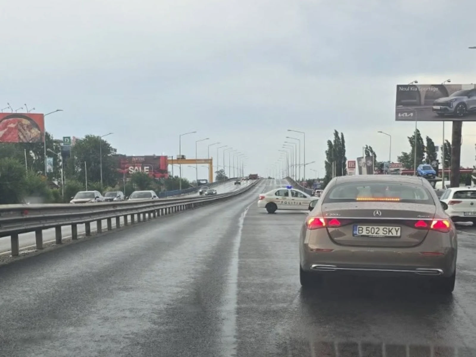Restricții de trafic pe DN1, între Băneasa și Otopeni. Un stâlp riscă să se prăbușească