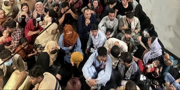 Avionul a evacuat 640 de afgani din ţară