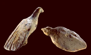 Două figurine de păsări descoperite în peștera Hohle Fels din Germania. (© Ralf Ehmann / University of Tübingen / Museum of Prehistory and Ice Age Art)
