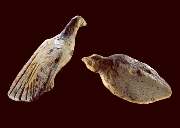 Două figurine de păsări descoperite în peștera Hohle Fels din Germania. (© Ralf Ehmann / University of Tübingen / Museum of Prehistory and Ice Age Art)