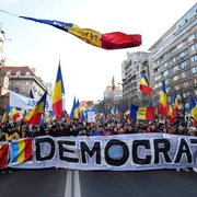 Reprezentanți ai partidului AUR și simpatizanți ai acestora și ai candidatului independent Călin Georgescu participă la o acțiune de protest cu titlul „Miting pentru democrație“ în București. FOTO Inquam Photos / George Călin